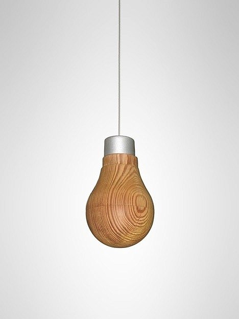 Японский дизайнер спроектировал светодиодную деревянную лампочку.
