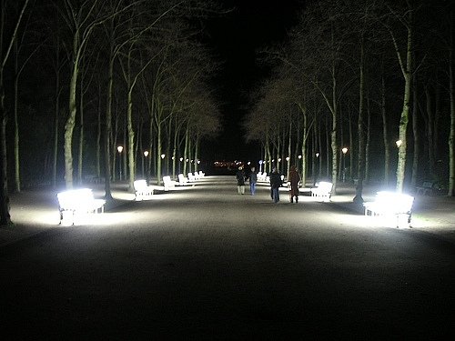 Уникальная светодиодная инсталляция- светящиеся скамейки